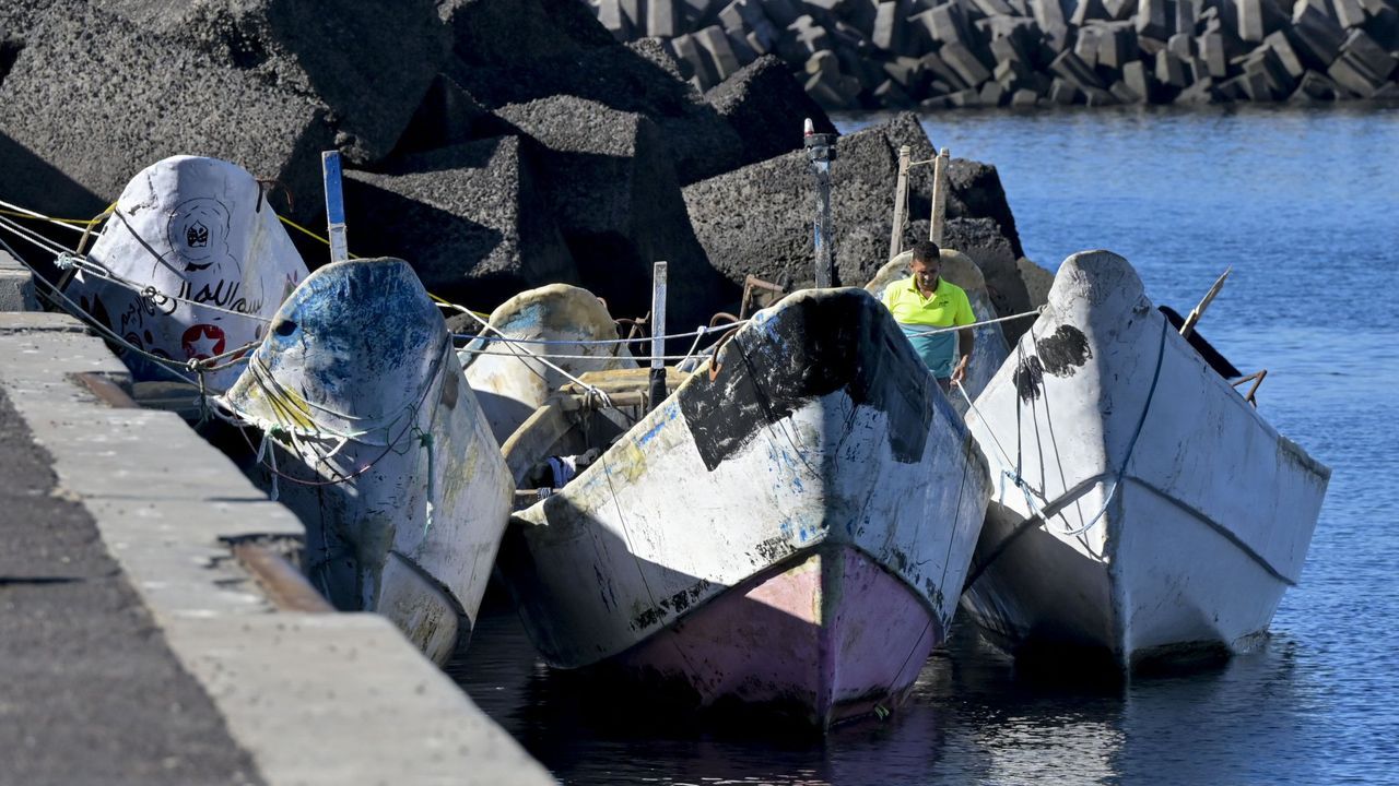 Los Cayucos Abandonados Inundan Canarias: 300 Aguardan El Desguace