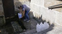 Muchos vecinos de Ribadavia recogen agua de las fuentes ante la falta de la trada municipal