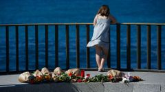 Homenaje de los compaeros del joven ahogado en la playa de Orzn 