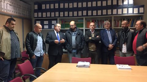 En la imagen, el consejero de Empleo, Industria y Turismo, Isaac Pola, y el director general de Trabajo, Antonio González, con los representantes sindicales y miembros del comité de empresa de Alcoa.