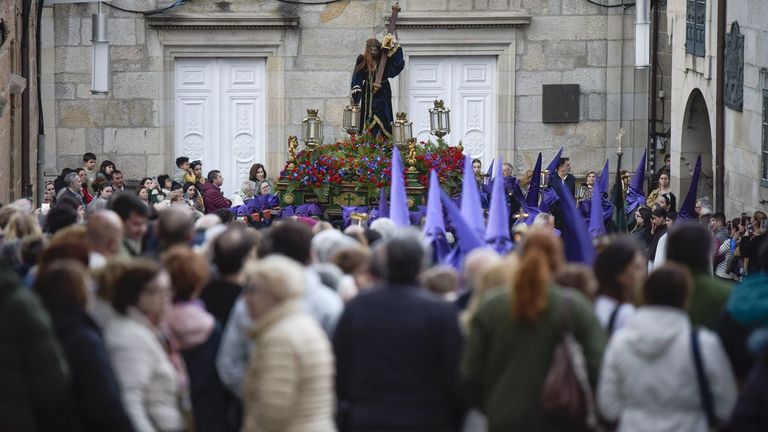 Alfonso Rueda, primer presidente de la Xunta en encabezar una procesión de la Semana Santa en Pontevedra
