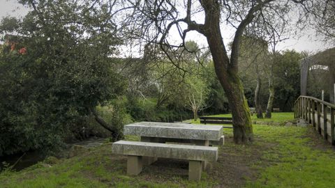 Parque de A Coca, mesa con bancos al lado del ro