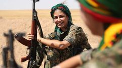 Mujer soldado kurda