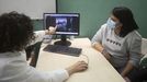La oncloga Cristina Saura del Vall dHebron de Barcelona le explica a una paciente con cncer la quimioterapia que tendrn que recibir