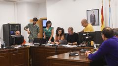 Reunin de la junta electoral de zona analizando los votos nulos que deciden la Diputacin de Lugo
