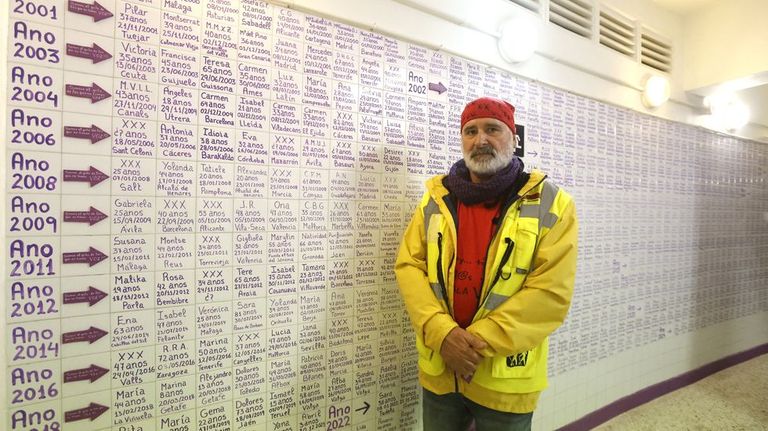 Los 1.663 nombres en un mural de azulejos en Pontevedra y que denuncian una lacra social