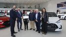 Entrega del cheque al ganador del bono descuento para la compra de su coche del saln del automvil