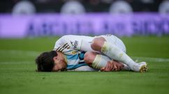 Alberto Reina se lamenta en el suelo durante el Bar�a-Real Oviedo