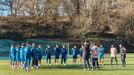 Los jugadores del Real Oviedo escuchan a Guillermo Almada antes de empezar el entrenamiento