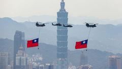 Varios helicópteros llevan la bandera nacional de Taiwán en un ensayo para la toma de posesión del presidente electo, William Lai, el jueves en Taipéi.