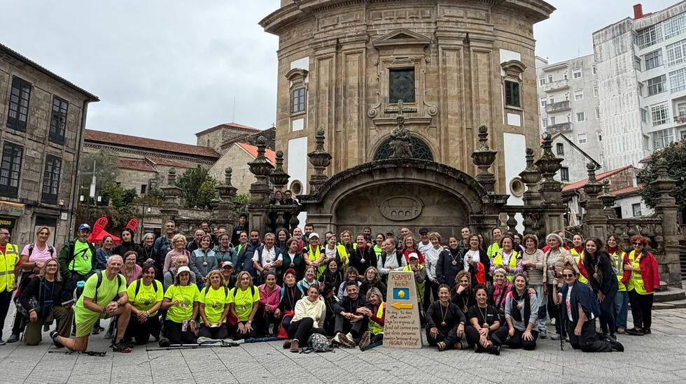 Peregrinos de Ponte Caldelas con socios de Asampo en Pontevedra