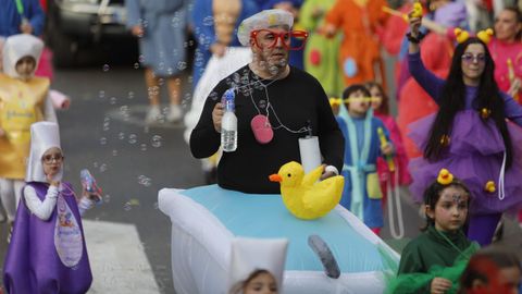 Cientos de personas formaban parte de algunas de las coloridas comparsas del desfile de Ourense.