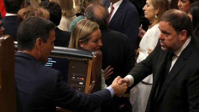Pedro Sánchez saluda a Oriol Junqueras en un acto en el Congreso