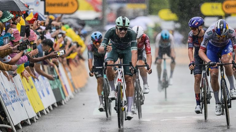 Milan salva una caída masiva en el esprint y repite victoria en el Tour de Francia