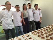 ...La edila de Turismo de Cangas con los hosteleros