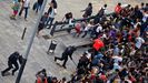 Miembros de los Mossos cargan contra centenares de personas que se agolpaban el lunes en Aeropuerto de El Prat