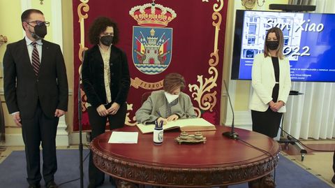 Carmen Carballeda y Montserrat Pena, del equipo de Hospitalizacin a Domicilio, firmando en el Libro de Oro. 