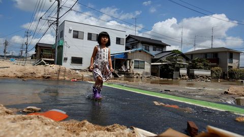 Una niña camina por una zona afectada por las inundaciones en Kurashiki (Japón)