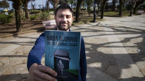 Rodrigo Brin posa con su libro en los jardines de Valle-Incln de A Pobra