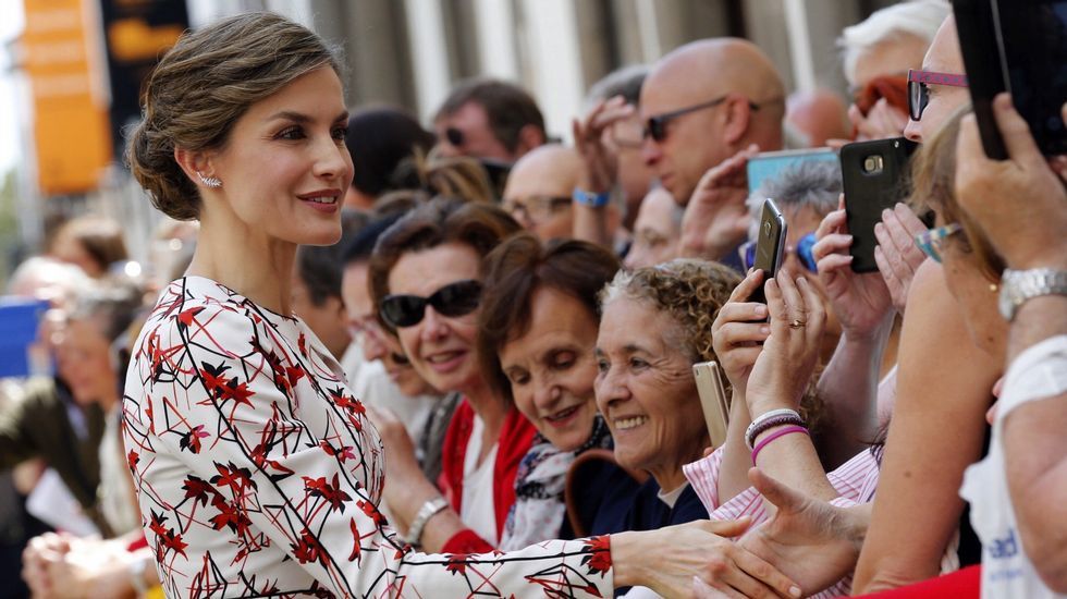 Letizia opt por su socorrido vestido de flores para sus primeros actos oficiales en Canarias. 