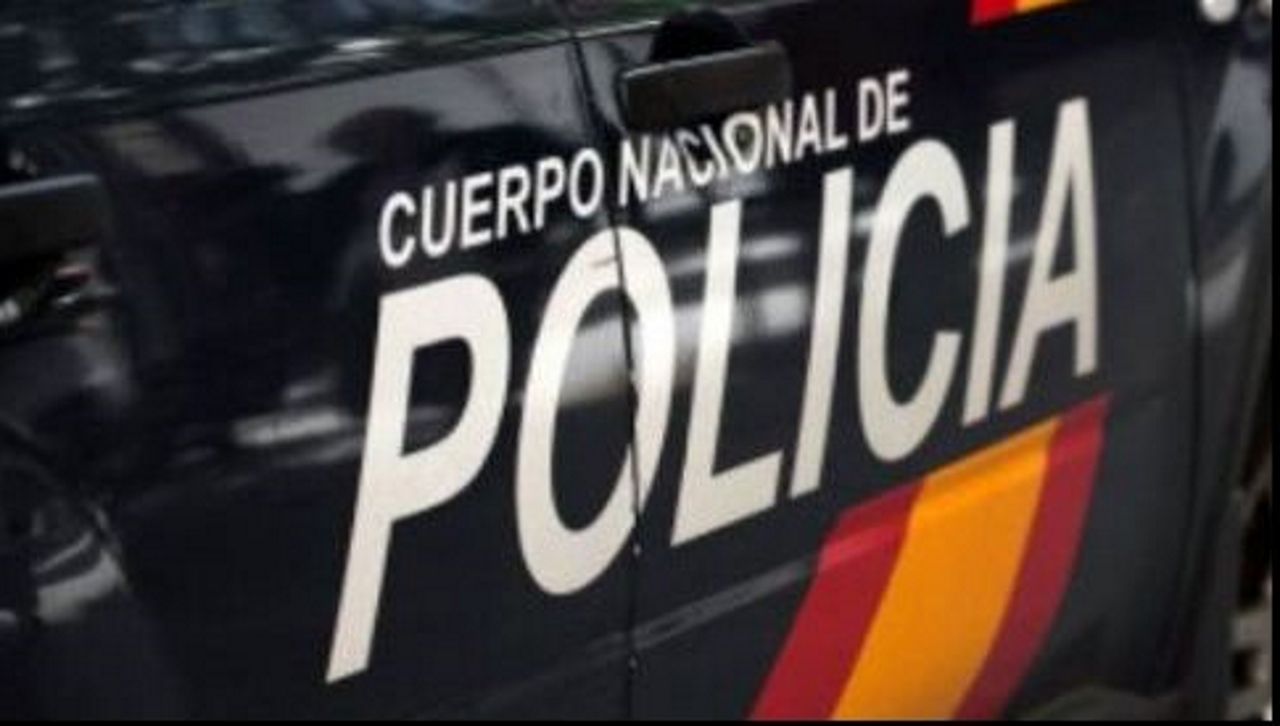 Im�genes de una excavaci�n minuciosa.La polic�a local de Gij�n controla el cumplimiento de las disposiciones que regulan los paseos de las personas mayores de 70 a�os en el Muro de San Lorenzo