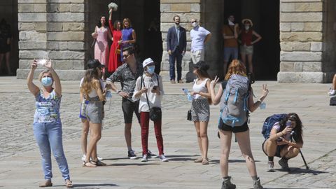 Turistas con mascarilla en el Obradoiro