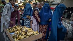 Mujeres con el burka en un mercadillo en la ciudad afgana de Kunduz.