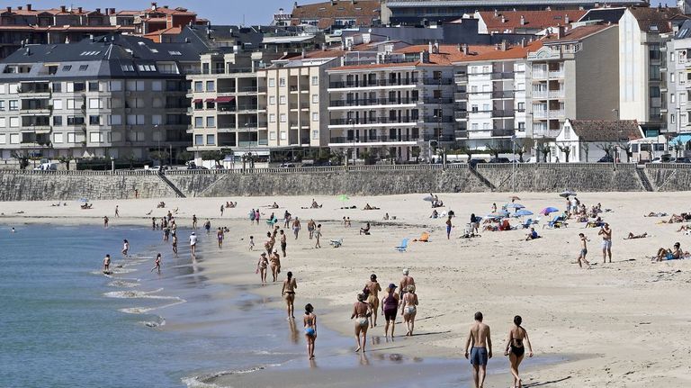 Bañistas en la playa de Silgar, en Sanxenxo, este viernes