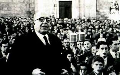 Otero Pedrayo, retratado durante un discurso en Padrn en 1958.