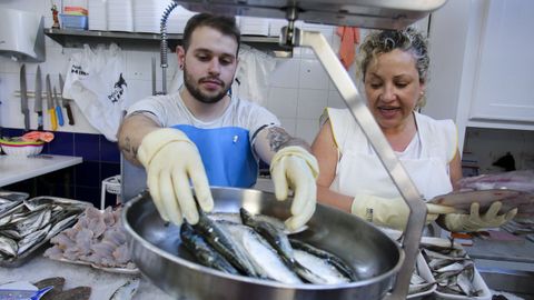 Aaaron y Natalia, tras el mostrador de Peixes Niki, donde ayer se venda la sardina a seis euros el kilo