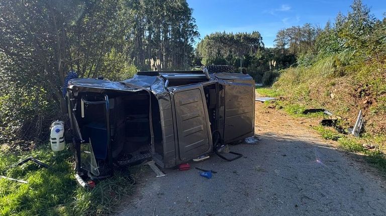 Tres menores heridos en Carballo al volcar un todoterreno conducido por un joven de 17 años