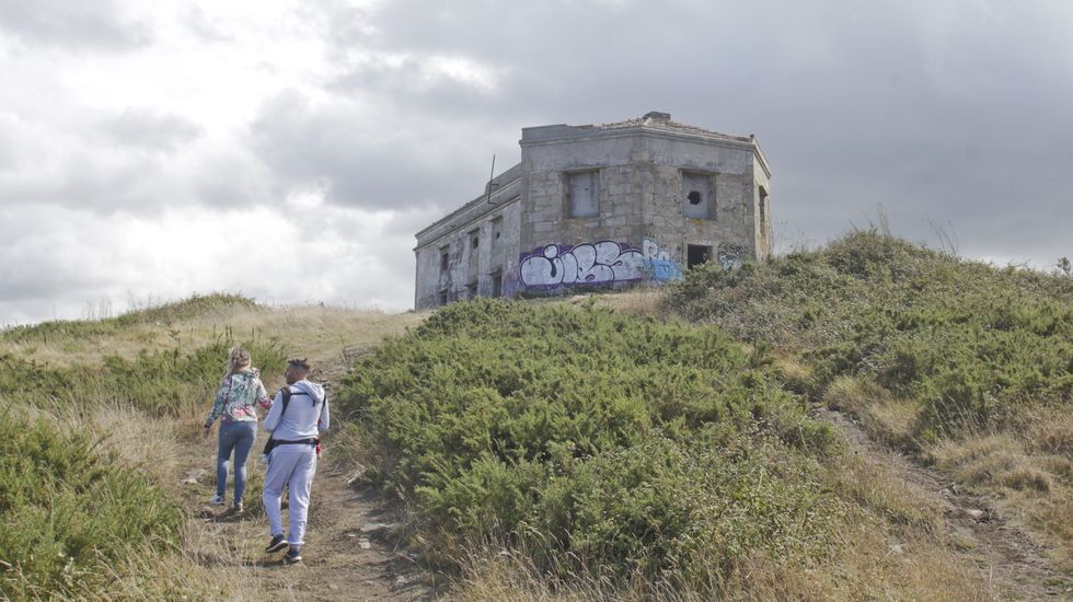 Antiguo Observatorio de Monteventoso, en Doni�os, terrenos p�blicos rodeados de fincas r�sticas
