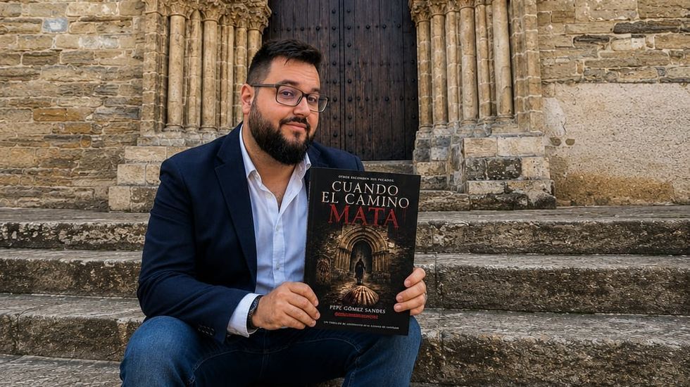 Pepe G�mez, con su libro, ante de la Puerta del Perd�n, en Villafranca del Bierzo, uno de los escenarios de la novela.