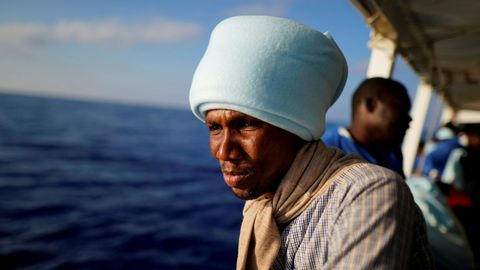 Un migrante observa el mar desde el barco de Open Arms que lo ha rescatado en el Mediterrneo