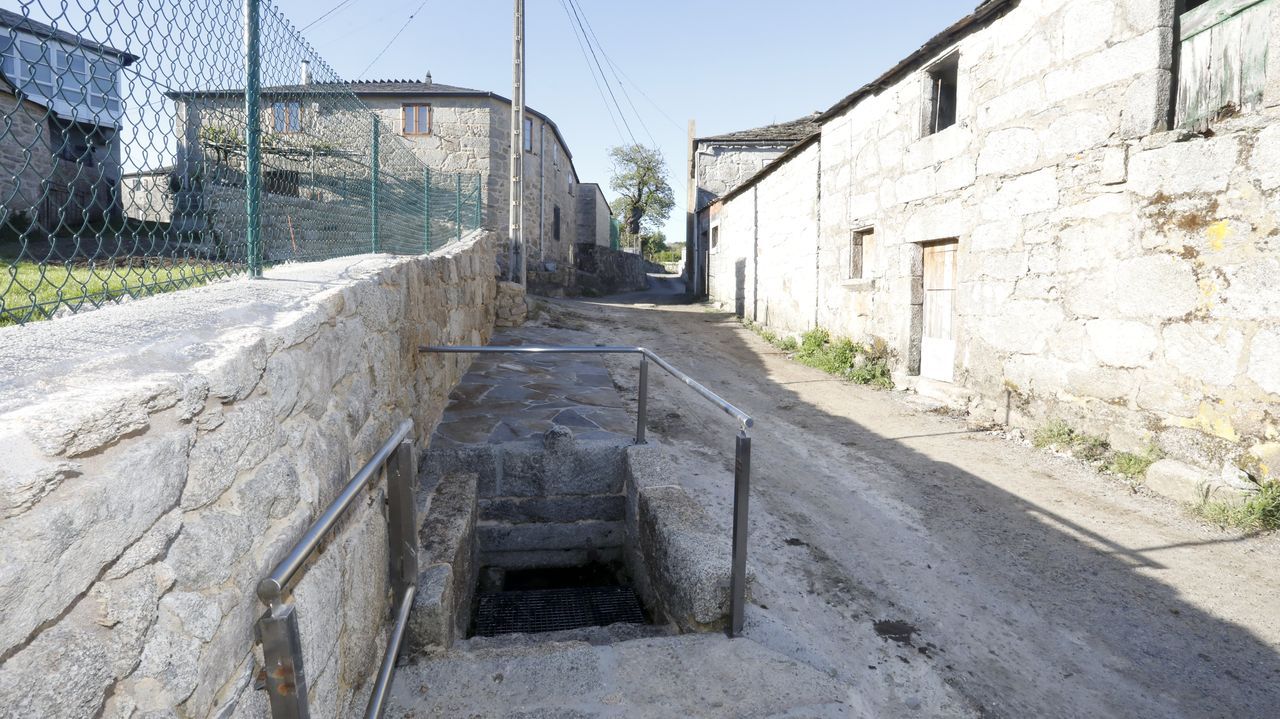 El exalcalde de Cervantes atendiendo a unas vecinas en el 2009