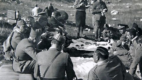 Comida de campaa. El general Franco y Aranda al lado de otros jefes y oficiales en el frente de Asturias. Octubre de 1937