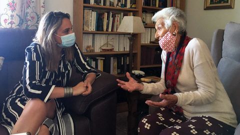 La consejera de Presidencia, Rita Camblor, conversa con Hilda Farfante.