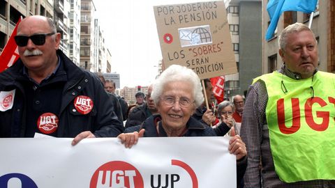 les de personas han participado hoy en Gijn de la manifestacin convocada por los sindicatos UGT y CC OO y la Federacin de Asociaciones de Personas Mayores para reivindicar pensiones dignas