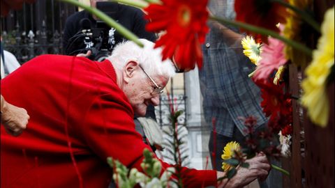 Un mujer participa hoy en una ofrenda floral en recuerdo y homenaje a las vctimas del franquismo, organizada por el Ayuntamiento de San Sebastin. 