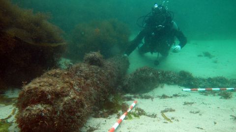 Arquelogos subacuticos inspeccionando los restos de un pecio en la ra de Viveiro, en una foto de archivo