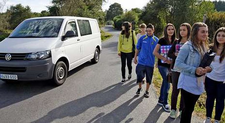 Hay estudiantes que recorren un kilómetro diario por la carretera hasta la parada.