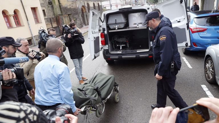 Empleados de los servicios funerarios trasladan el cuerpo de la víctima, en una imagen de 2019