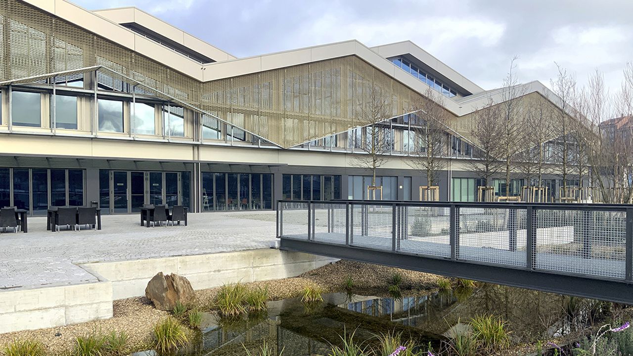 La UDC pone en valor su patrimonio arquitect�nico.Edificio de la empresa Hijos de Rivera en el pol�gono de A Grela.