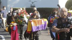 Las nietas y bisnietas portando los restos mortales del fallecido y las flores que depositaron ante su tumba