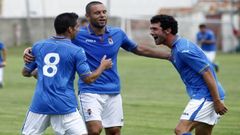 Eneko, a la derecha, celebra un gol del Oviedo junto a Cervero y Héctor Simón