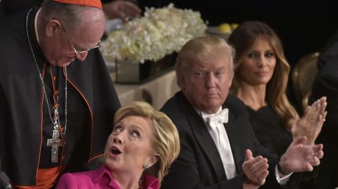 La tensa mirada del matrimonio Trump a Hillary Clinton durante un acto en Nueva York. 