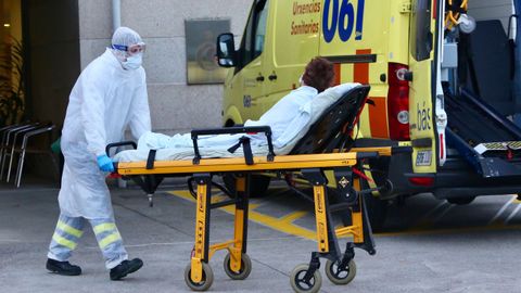Traslado al hospital lvaro Cunqueiro de un posible caso de contagio en la residencia de mayores viguesa de Barreiro