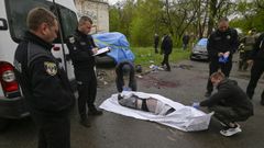 Los servicios de emergencia ucranianos recogen a las vctimas despus del ataque en Cherngov.