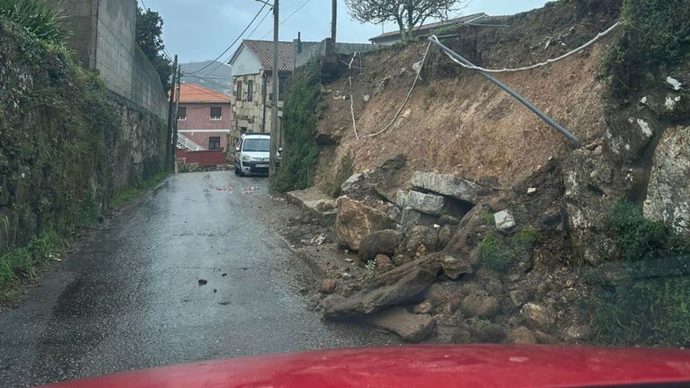 Los restos del desprendimiento de un muro dificultan el paso en un vía de Baiona desde hace un mes