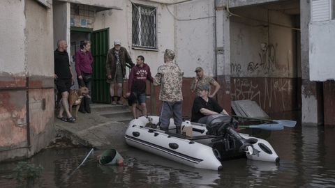 Presa de Kakhovka: inundaciones en una zona de guerra. Imagen tomada despus de que varias explosiones daasen el muro de la presa de Kakhovka, controlada por Rusia, en el sureste de Ucrania, provocando grandes inundaciones